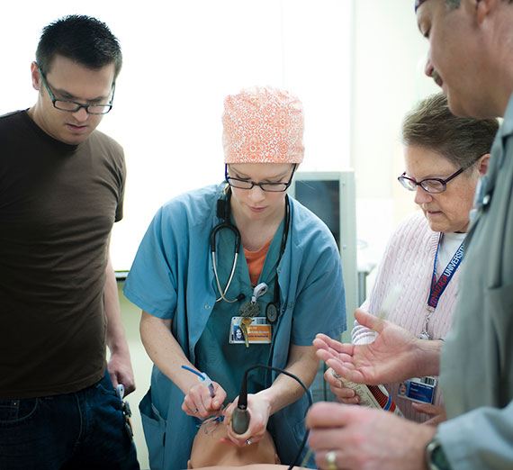 Dos mujeres y dos hombres están de pie en unas escaleras